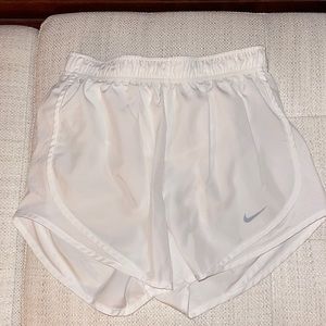 Women’s White Nike Shorts xs